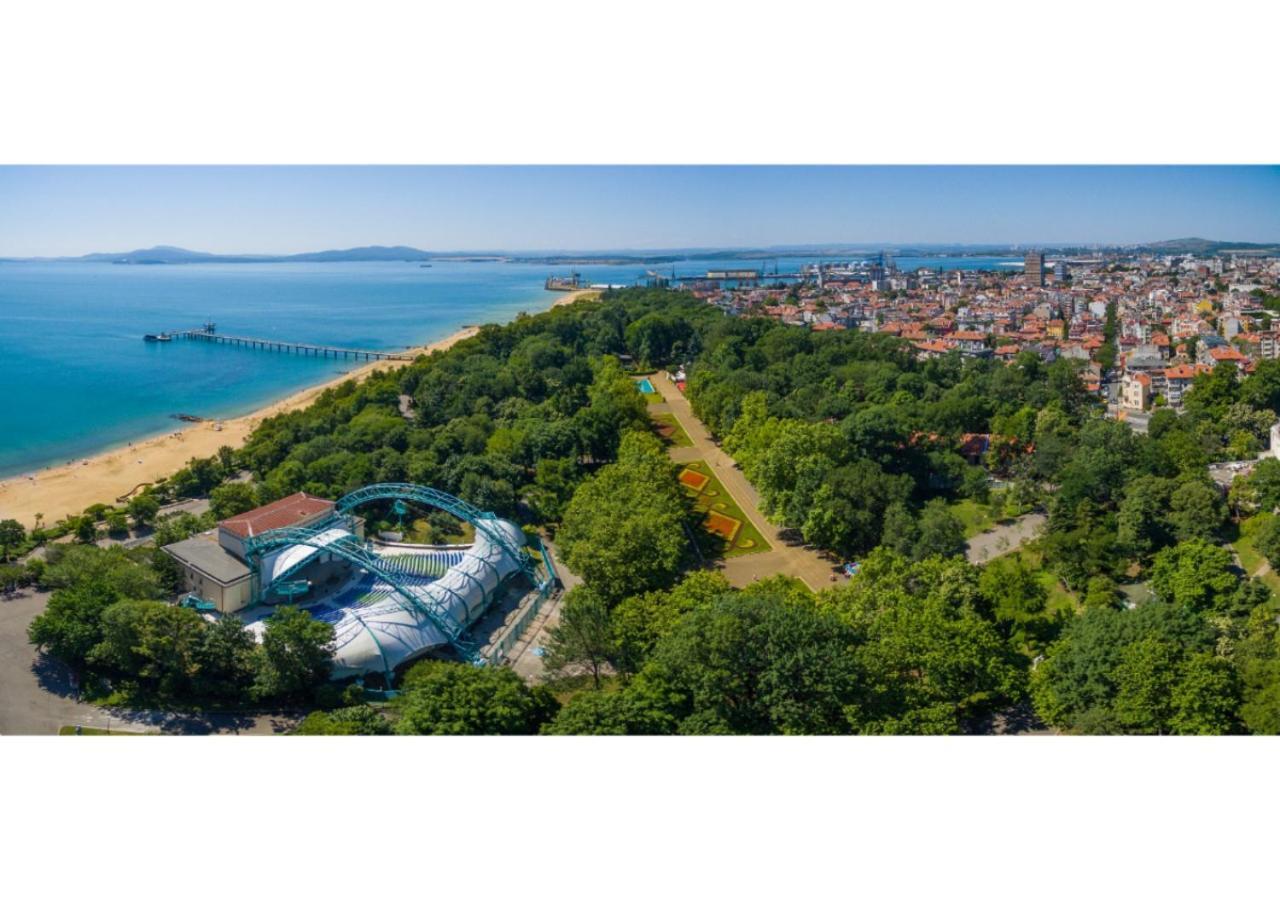 Luxury Apartment On The First Line To The Sea Burgas Exterior photo